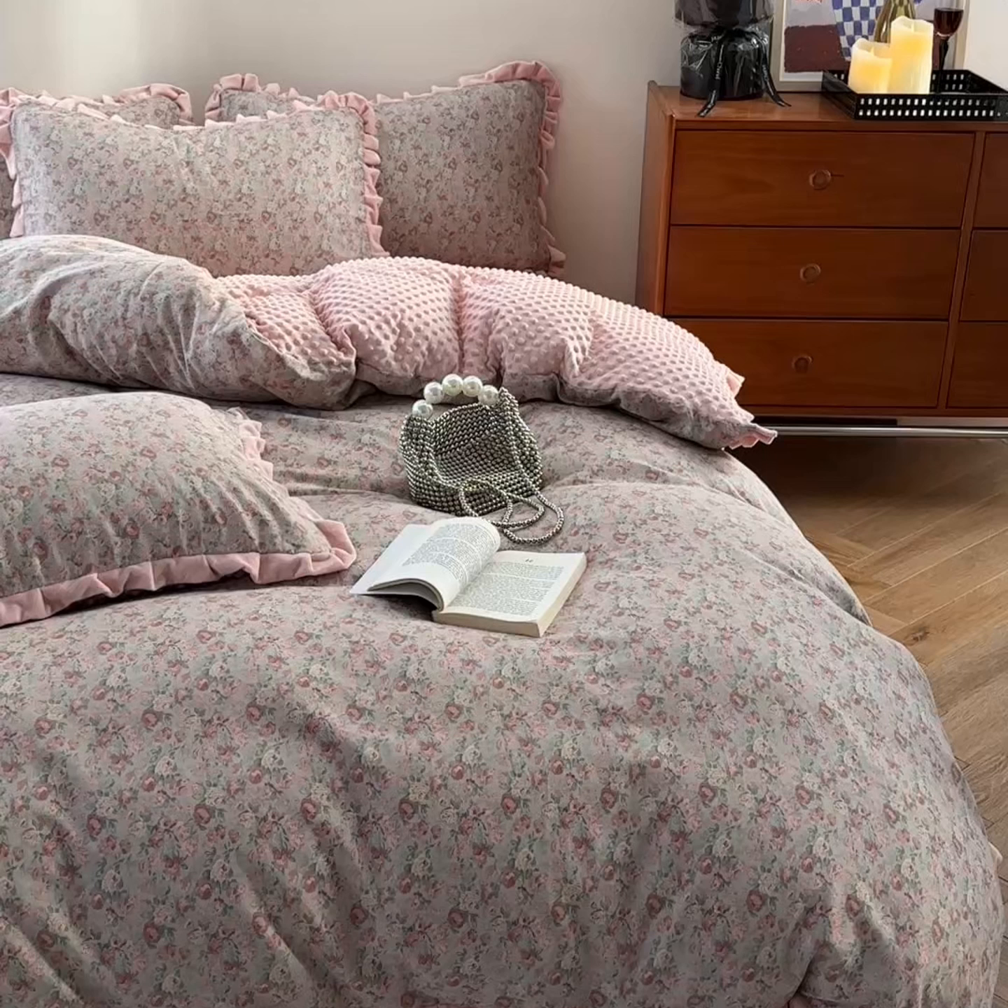 91家纺网 家纺一手货源 找家纺 麦伦家居 2025多功能床品全棉纯棉A类有氧双层纱+豆豆绒四件套荷叶边系列 花样年华