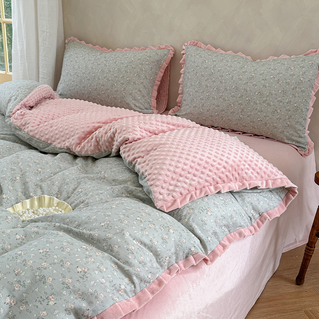 91家纺网 家纺一手货源 找家纺 麦伦家居 2025多功能床品全棉纯棉A类有氧双层纱+豆豆绒四件套荷叶边系列 椿野