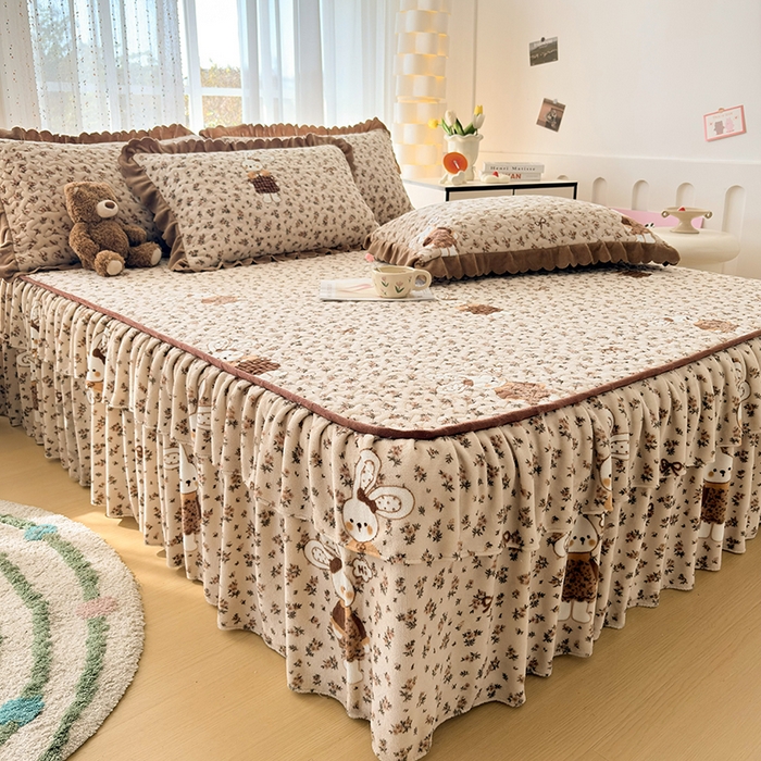 91家纺网 家纺一手货源 找家纺 铠畅家纺 2025新款牛奶绒夹棉床盖床裙四件套宝贝兔 