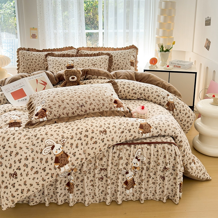 91家纺网 家纺一手货源 找家纺 铠畅家纺 2025新款牛奶绒夹棉床盖床裙四件套宝贝兔 