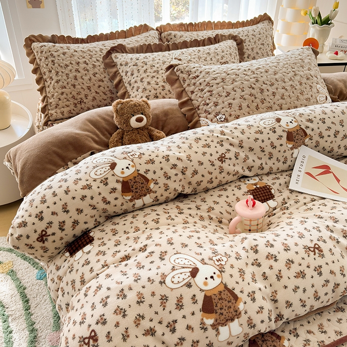 91家纺网 家纺一手货源 找家纺 铠畅家纺 2025新款牛奶绒夹棉床盖床裙四件套宝贝兔 