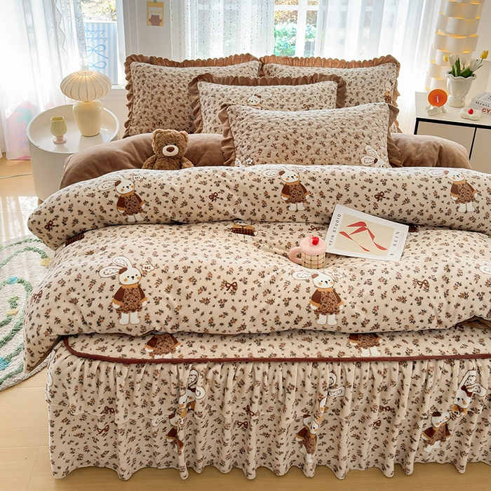 91家纺网 家纺一手货源 找家纺 铠畅家纺 2025新款牛奶绒夹棉床盖床裙四件套宝贝兔 