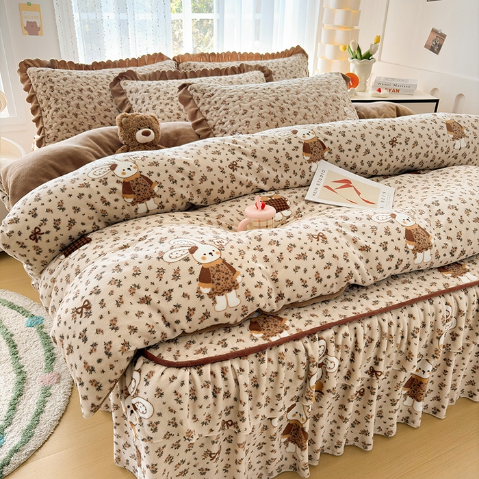 91家纺网 家纺一手货源 找家纺 铠畅家纺 2025新款牛奶绒夹棉床盖床裙四件套宝贝兔 