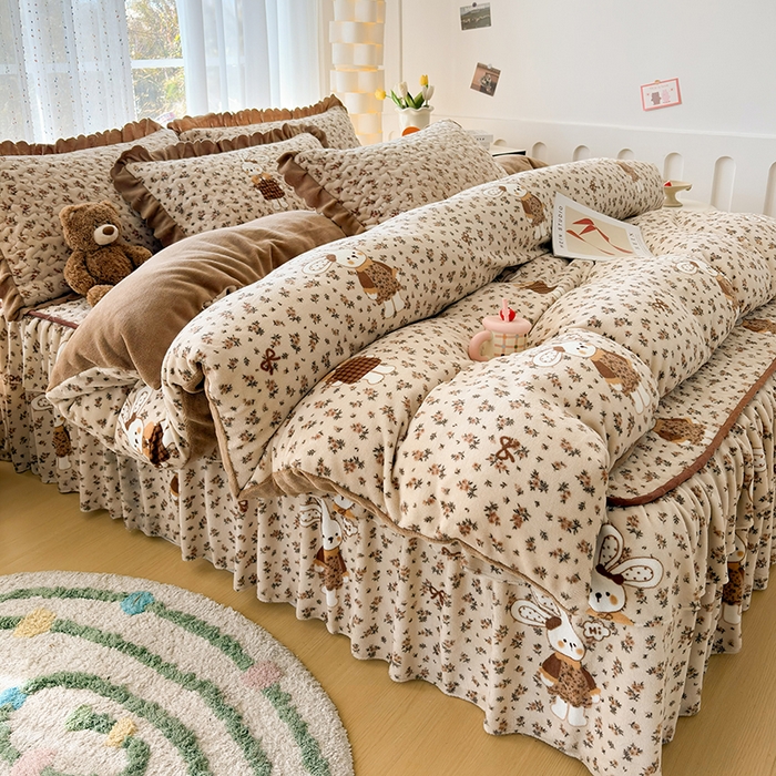 91家纺网 家纺一手货源 找家纺 铠畅家纺 2025新款牛奶绒夹棉床盖床裙四件套宝贝兔 