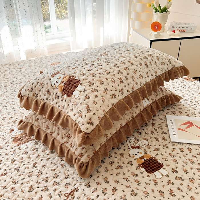 91家纺网 家纺一手货源 找家纺 铠畅家纺 2025新款牛奶绒夹棉床盖床裙四件套宝贝兔 