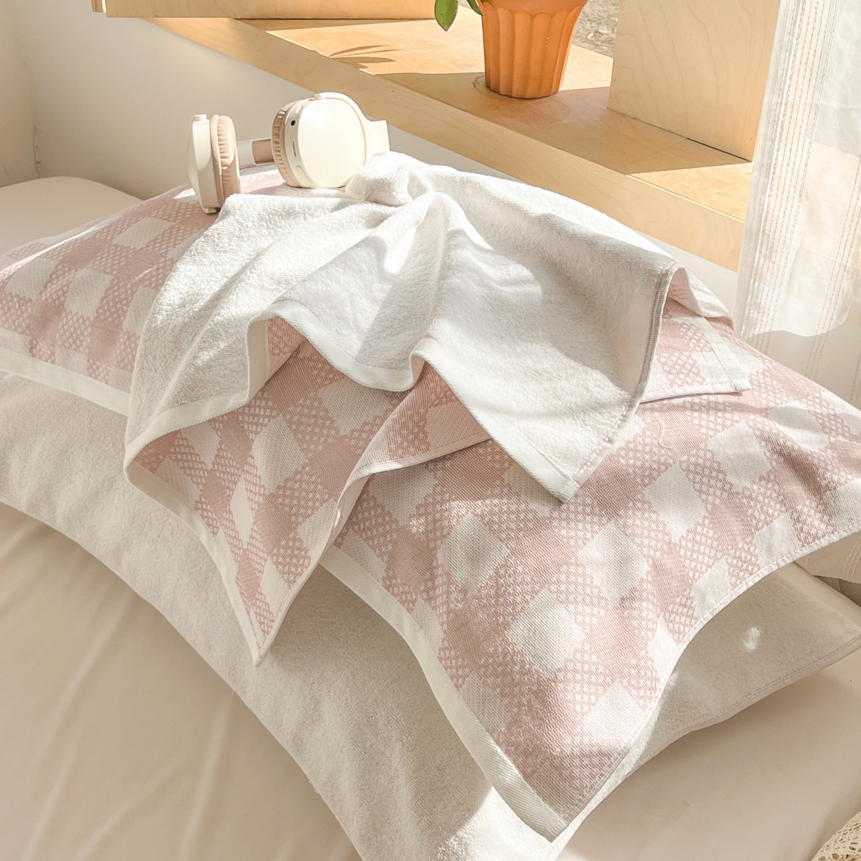 91家纺网 家纺一手货源 找家纺 美宜家 2025新品全棉枕巾简约无印双人单人织边里外棉枕巾 念想-粉 48*74cm一对