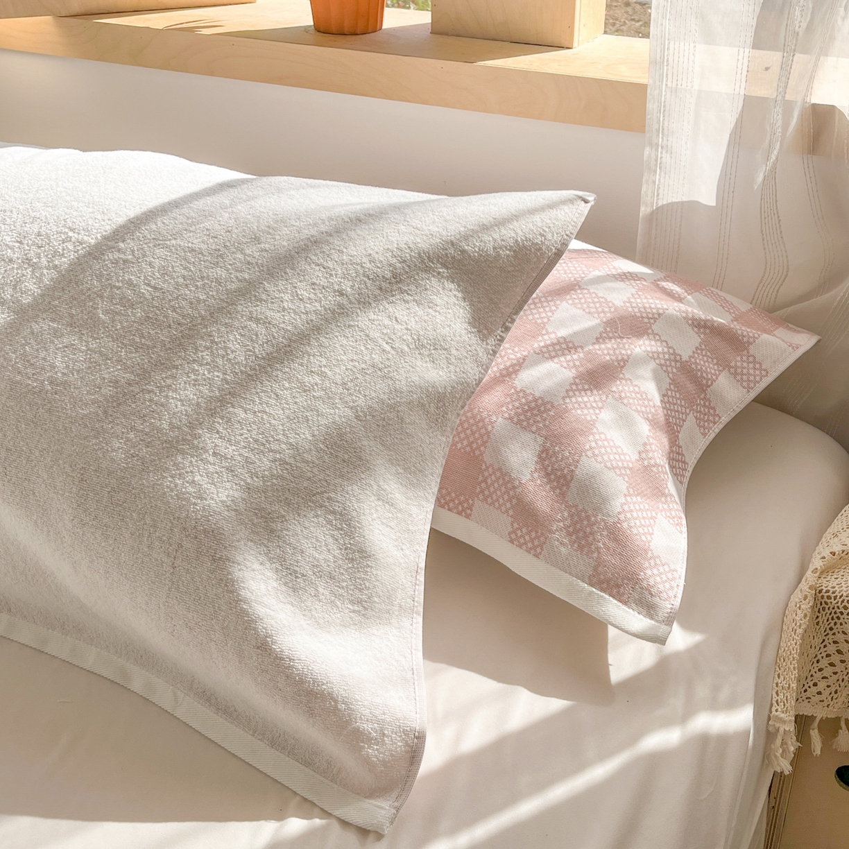 91家纺网 家纺一手货源 找家纺 美宜家 2025新品全棉枕巾简约无印双人单人织边里外棉枕巾 念想-粉 48*74cm一对