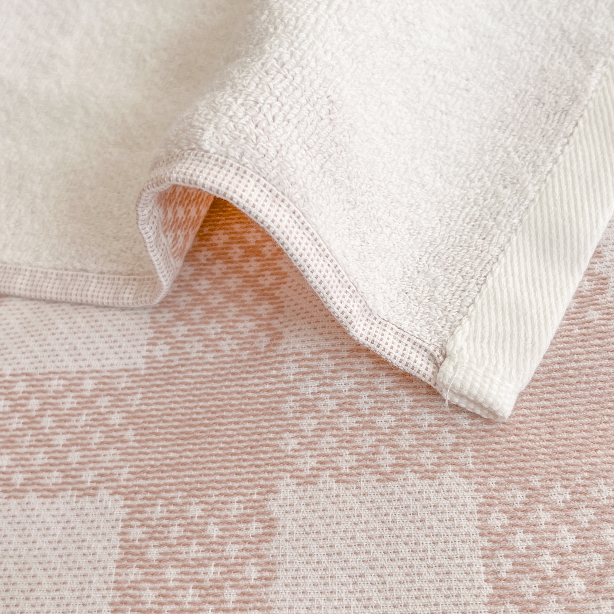91家纺网 家纺一手货源 找家纺 美宜家 2025新品全棉枕巾简约无印双人单人织边里外棉枕巾 念想-粉 48*74cm一对