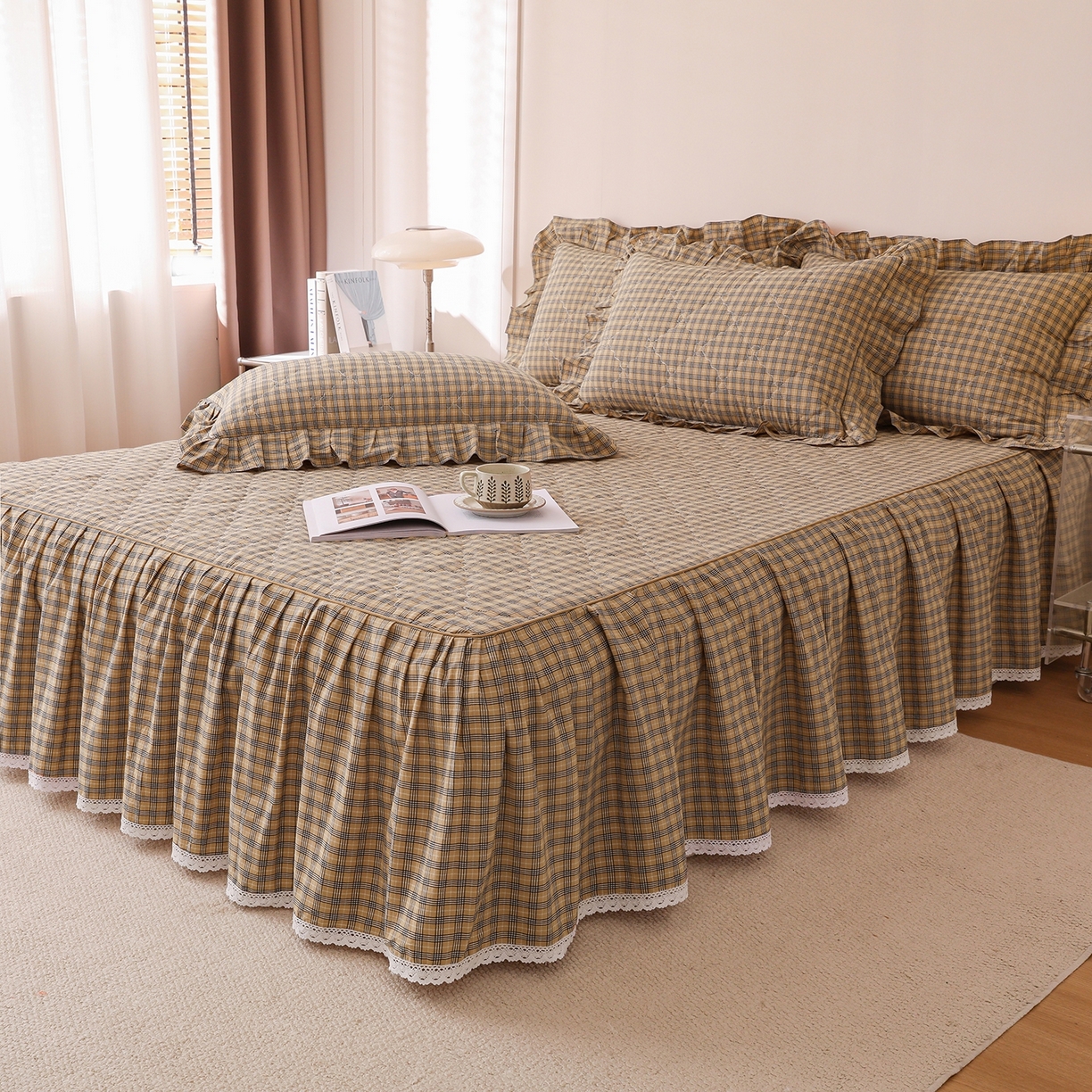 91家纺网 家纺一手货源 找家纺 （总）依蔓羽 2026年新款A类全棉色织水洗棉夹棉绗缝床裙四件套米朵【专注面料品质和做工】 100%全棉精梳紧密纺色织水洗棉面料，柔软舒适，退货率低(并非市面上粗糙气流纺面料)