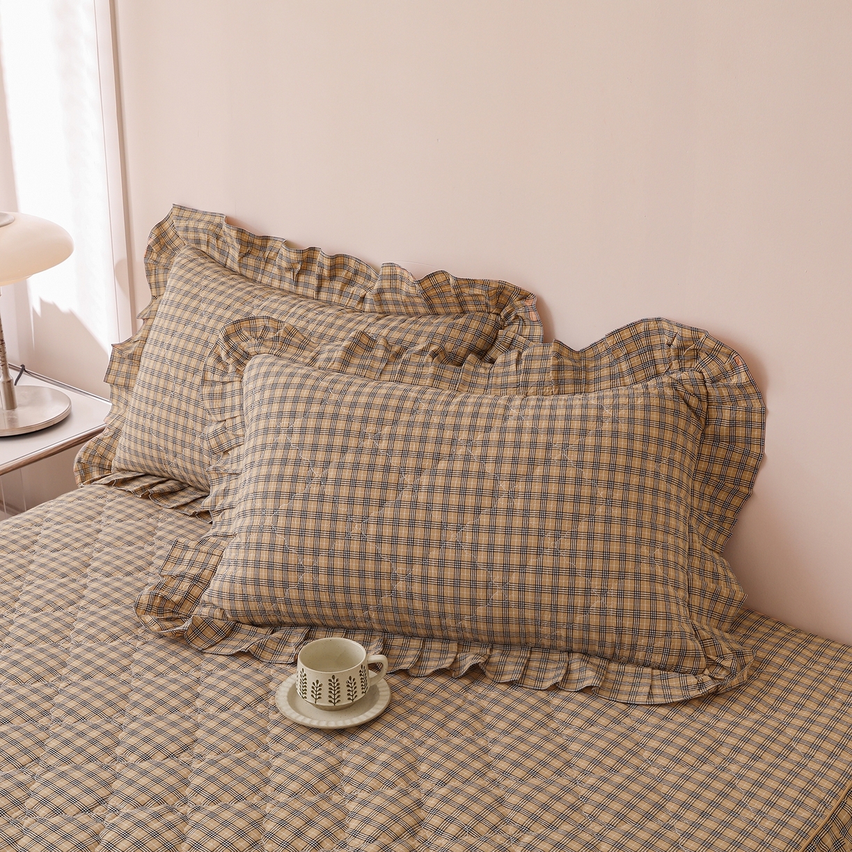 91家纺网 家纺一手货源 找家纺 （总）依蔓羽 2026年新款A类全棉色织水洗棉夹棉绗缝床裙四件套米朵【专注面料品质和做工】 100%全棉精梳紧密纺色织水洗棉面料，柔软舒适，退货率低(并非市面上粗糙气流纺面料)