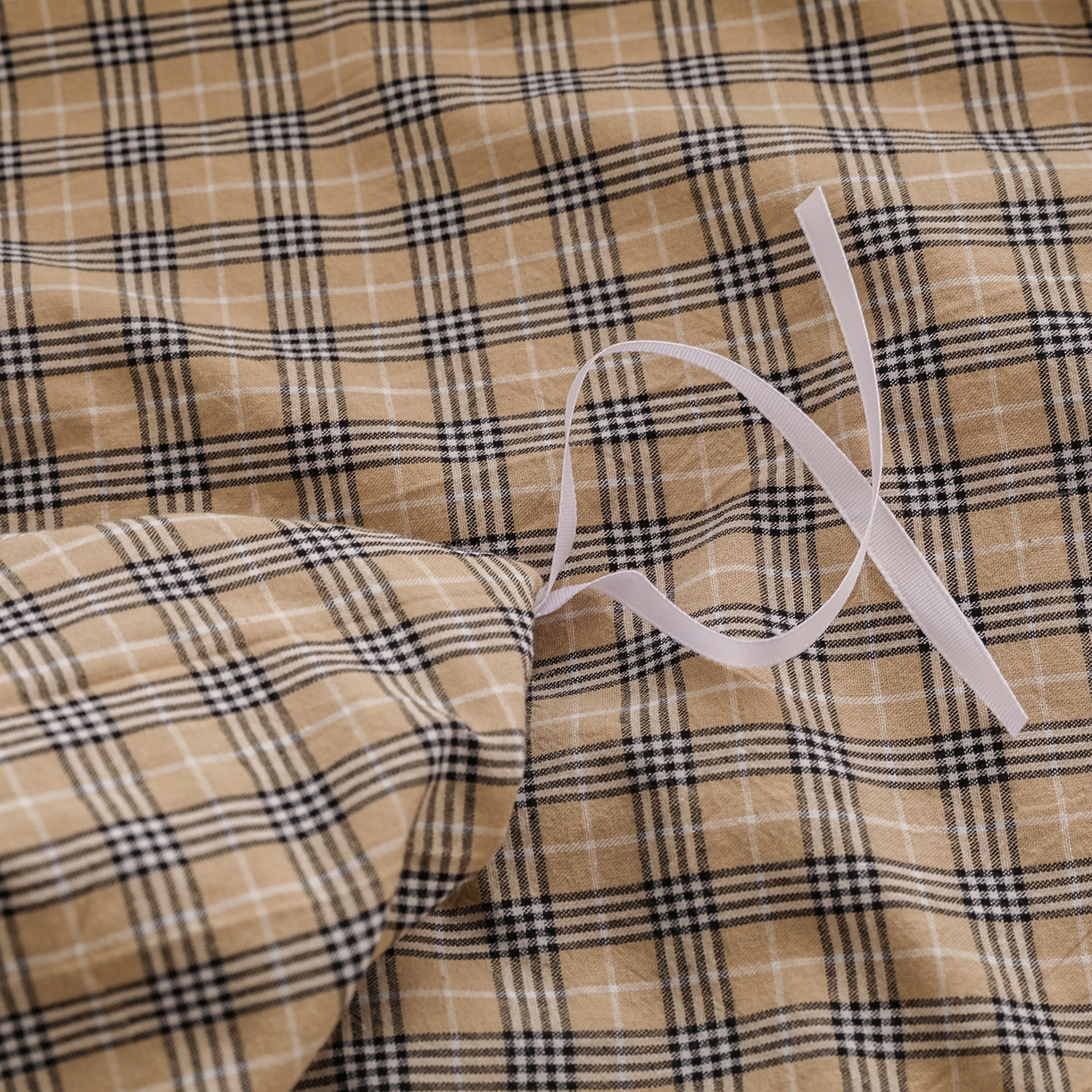 91家纺网 家纺一手货源 找家纺 （总）依蔓羽 2026年新款A类全棉色织水洗棉夹棉绗缝床裙四件套米朵【专注面料品质和做工】 100%全棉精梳紧密纺色织水洗棉面料，柔软舒适，退货率低(并非市面上粗糙气流纺面料)