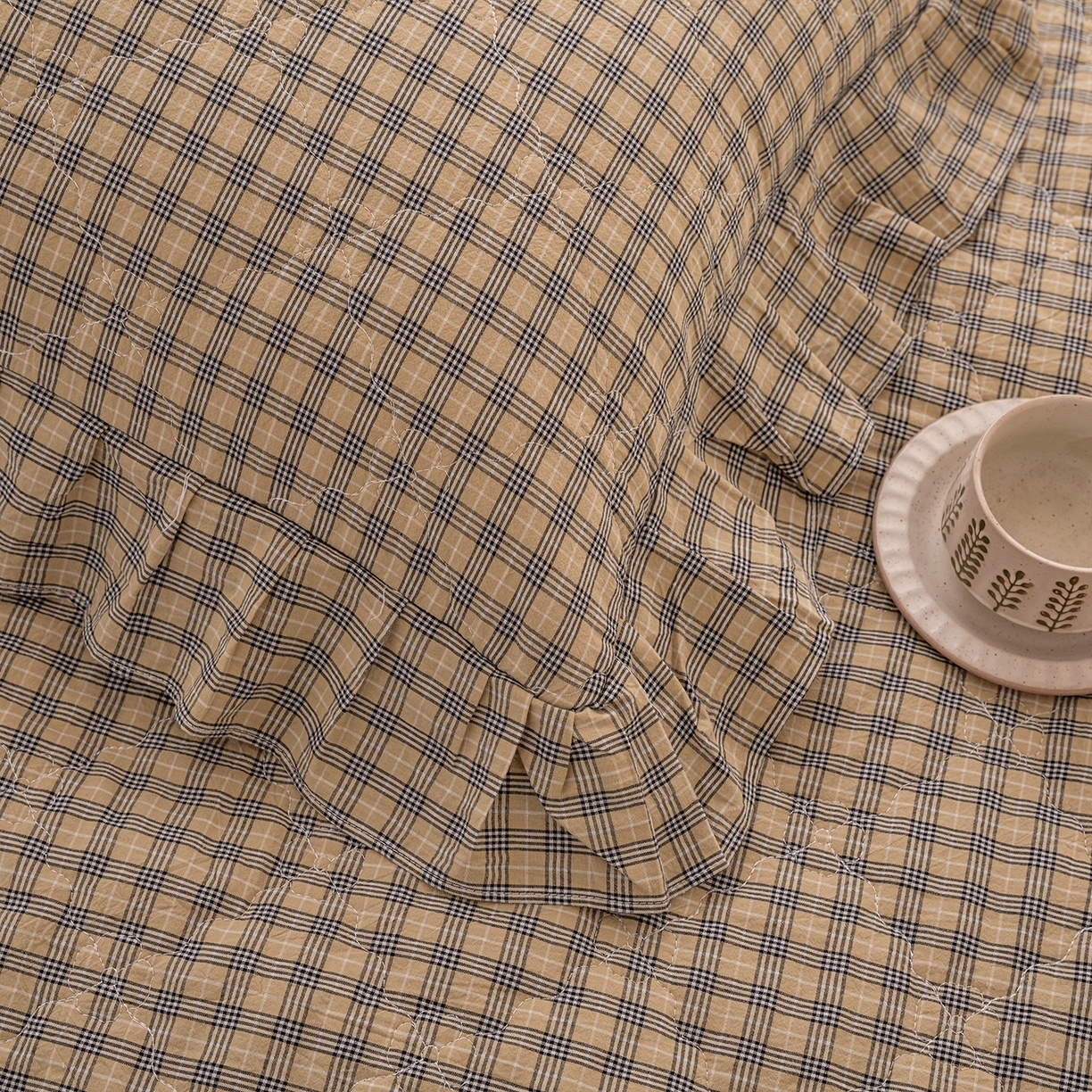 91家纺网 家纺一手货源 找家纺 （总）依蔓羽 2026年新款A类全棉色织水洗棉夹棉绗缝床裙四件套米朵【专注面料品质和做工】 100%全棉精梳紧密纺色织水洗棉面料，柔软舒适，退货率低(并非市面上粗糙气流纺面料)