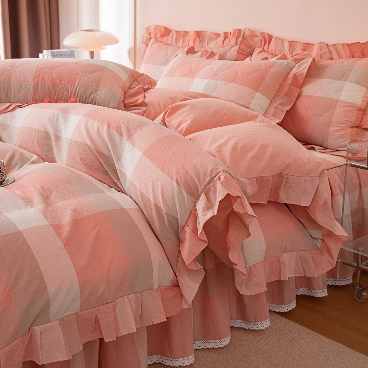 91家纺网 家纺一手货源 找家纺 （总）依蔓羽 2026年新款A类全棉色织水洗棉夹棉绗缝床裙四件套米朵【专注面料品质和做工】 100%全棉精梳紧密纺色织水洗棉面料，柔软舒适，退货率低(并非市面上粗糙气流纺面料)