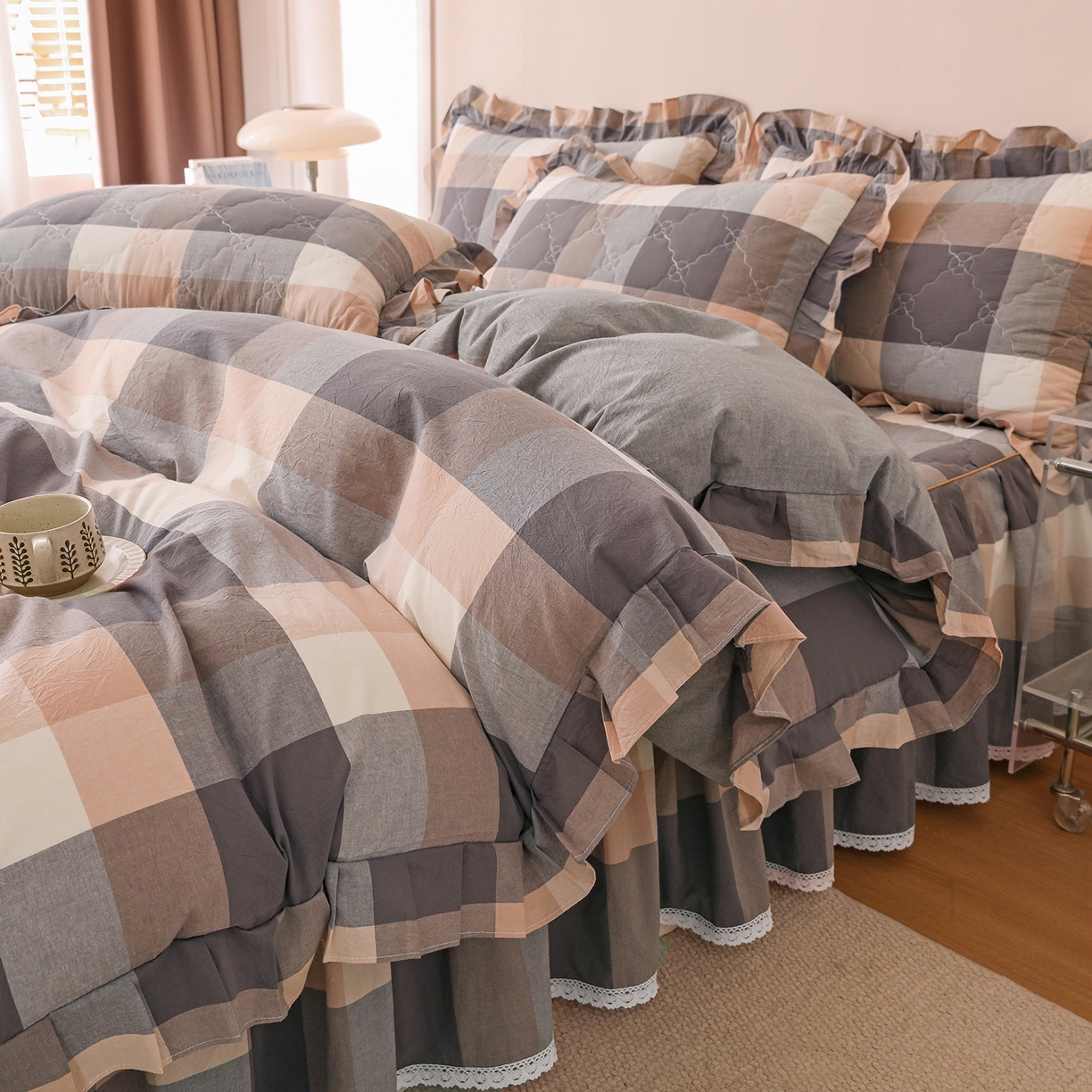 91家纺网 家纺一手货源 找家纺 （总）依蔓羽 2026年新款A类全棉色织水洗棉夹棉绗缝床裙四件套米朵【专注面料品质和做工】 100%全棉精梳紧密纺色织水洗棉面料，柔软舒适，退货率低(并非市面上粗糙气流纺面料)