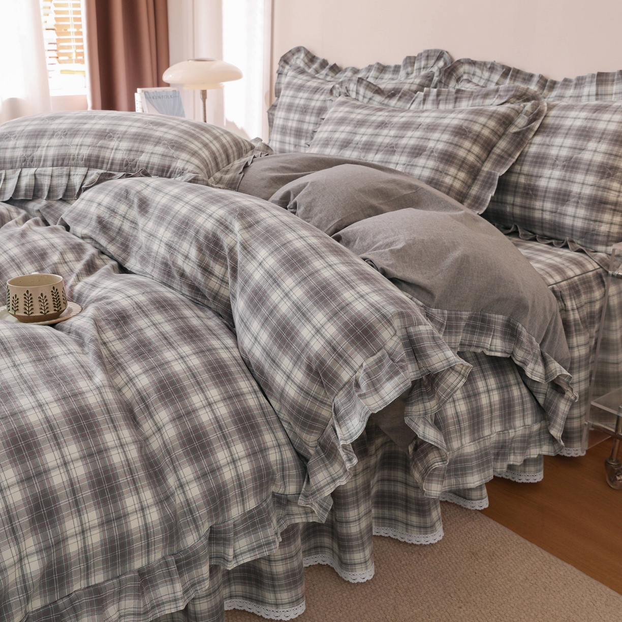 91家纺网 家纺一手货源 找家纺 （总）依蔓羽 2026年新款A类全棉色织水洗棉夹棉绗缝床裙四件套米朵【专注面料品质和做工】 100%全棉精梳紧密纺色织水洗棉面料，柔软舒适，退货率低(并非市面上粗糙气流纺面料)