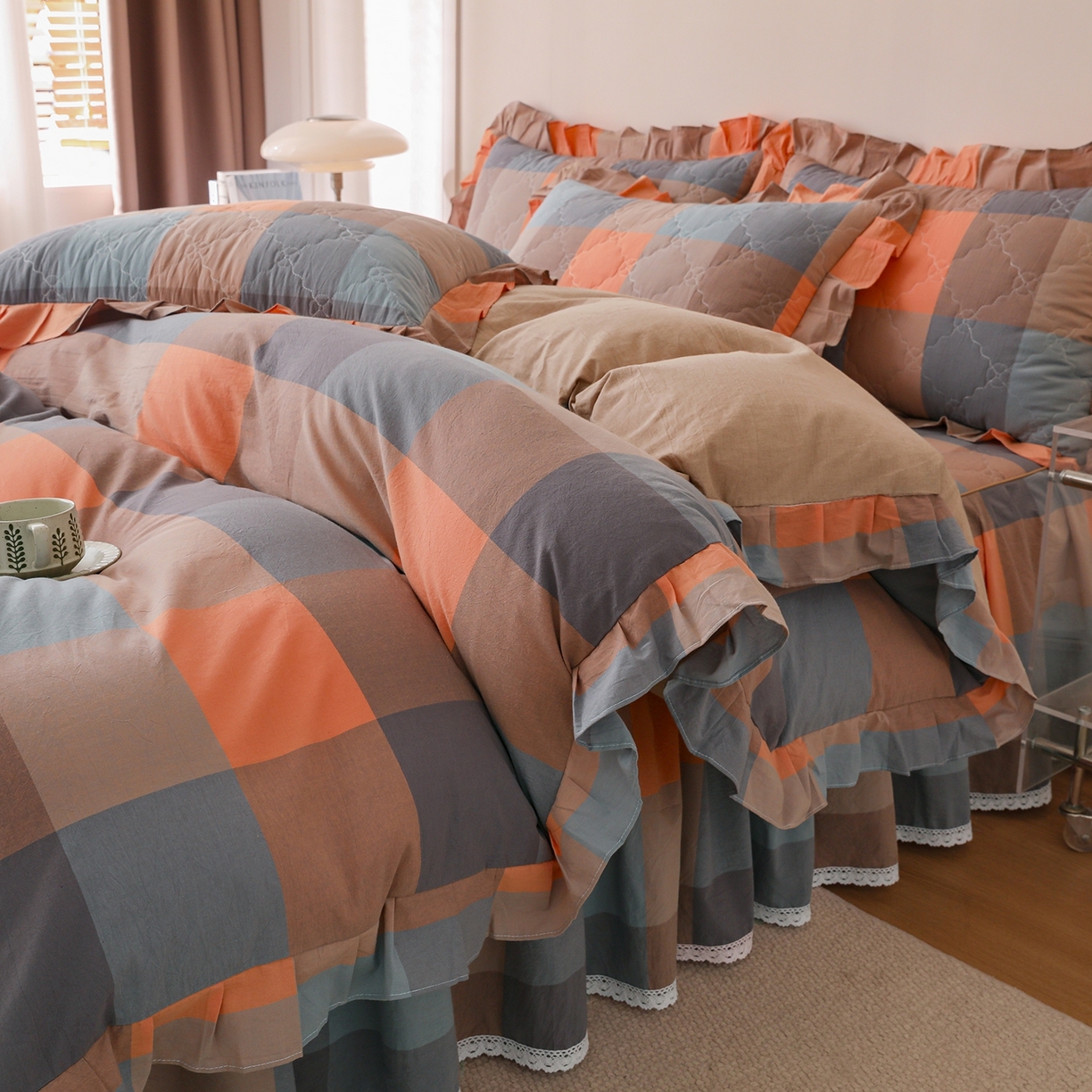 91家纺网 家纺一手货源 找家纺 （总）依蔓羽 2026年新款A类全棉色织水洗棉夹棉绗缝床裙四件套米朵【专注面料品质和做工】 100%全棉精梳紧密纺色织水洗棉面料，柔软舒适，退货率低(并非市面上粗糙气流纺面料)