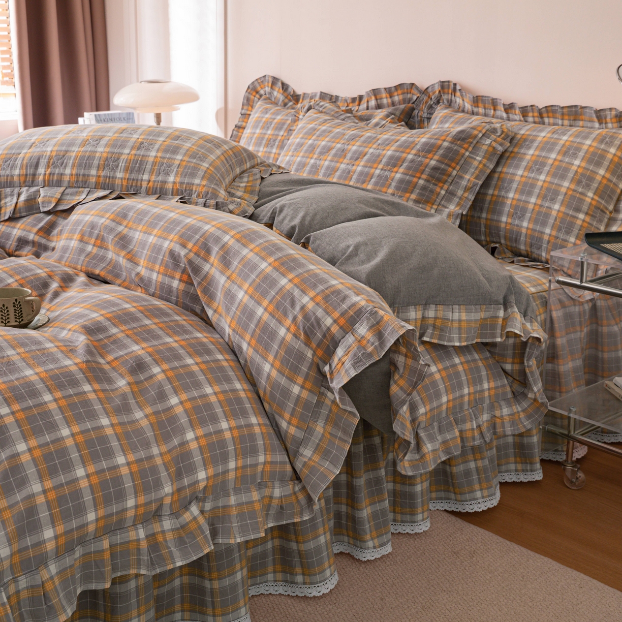 91家纺网 家纺一手货源 找家纺 （总）依蔓羽 2026年新款A类全棉色织水洗棉夹棉绗缝床裙四件套米朵【专注面料品质和做工】 100%全棉精梳紧密纺色织水洗棉面料，柔软舒适，退货率低(并非市面上粗糙气流纺面料)