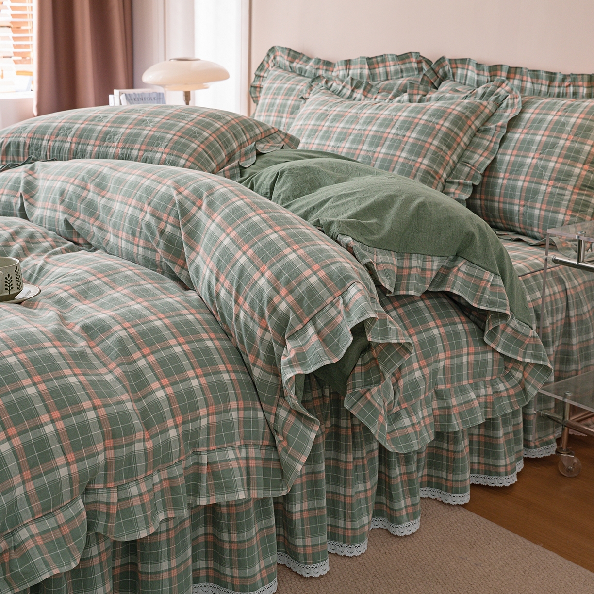 91家纺网 家纺一手货源 找家纺 （总）依蔓羽 2026年新款A类全棉色织水洗棉夹棉绗缝床裙四件套米朵【专注面料品质和做工】 100%全棉精梳紧密纺色织水洗棉面料，柔软舒适，退货率低(并非市面上粗糙气流纺面料)