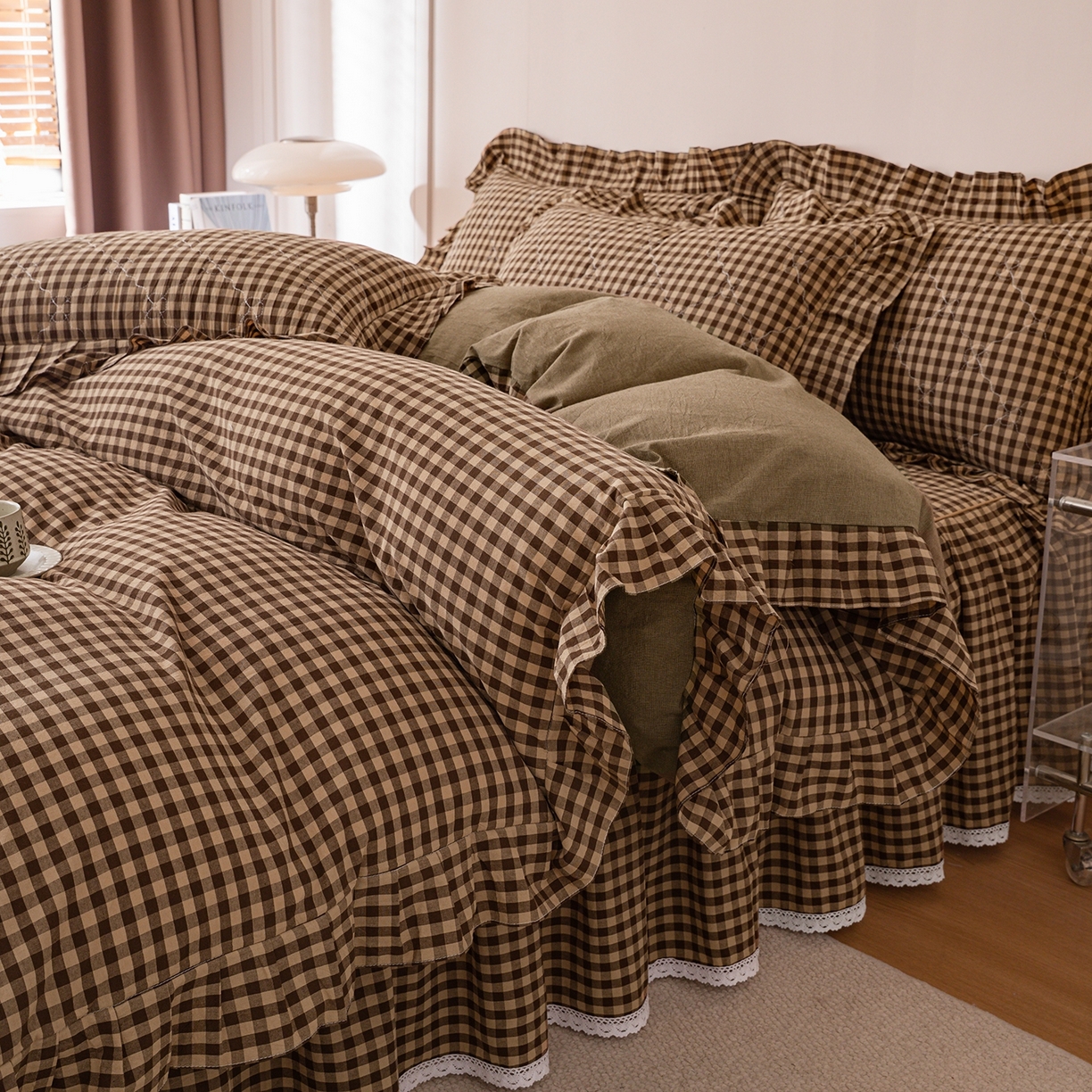 91家纺网 家纺一手货源 找家纺 （总）依蔓羽 2026年新款A类全棉色织水洗棉夹棉绗缝床裙四件套米朵【专注面料品质和做工】 100%全棉精梳紧密纺色织水洗棉面料，柔软舒适，退货率低(并非市面上粗糙气流纺面料)