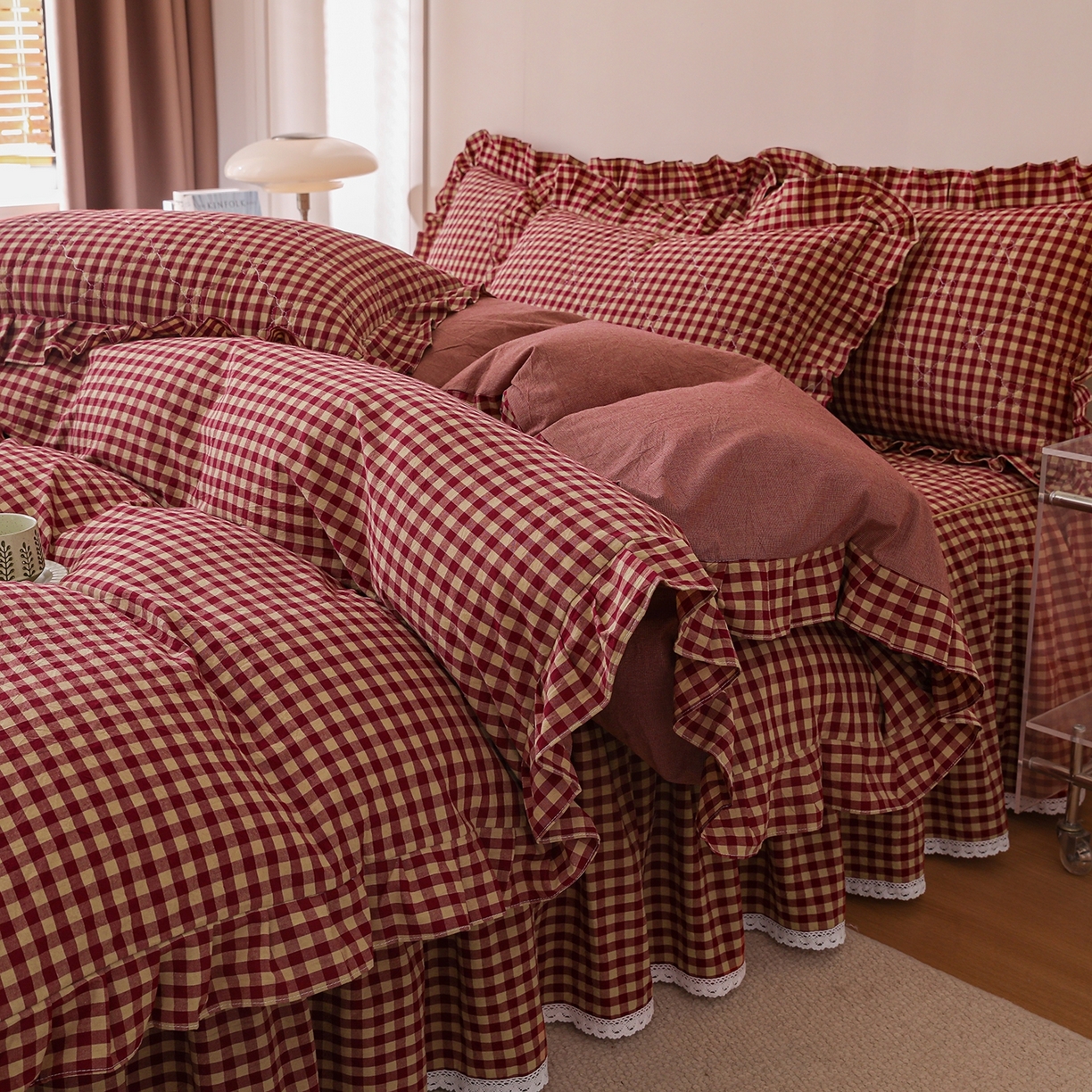 91家纺网 家纺一手货源 找家纺 （总）依蔓羽 2026年新款A类全棉色织水洗棉夹棉绗缝床裙四件套米朵【专注面料品质和做工】 100%全棉精梳紧密纺色织水洗棉面料，柔软舒适，退货率低(并非市面上粗糙气流纺面料)