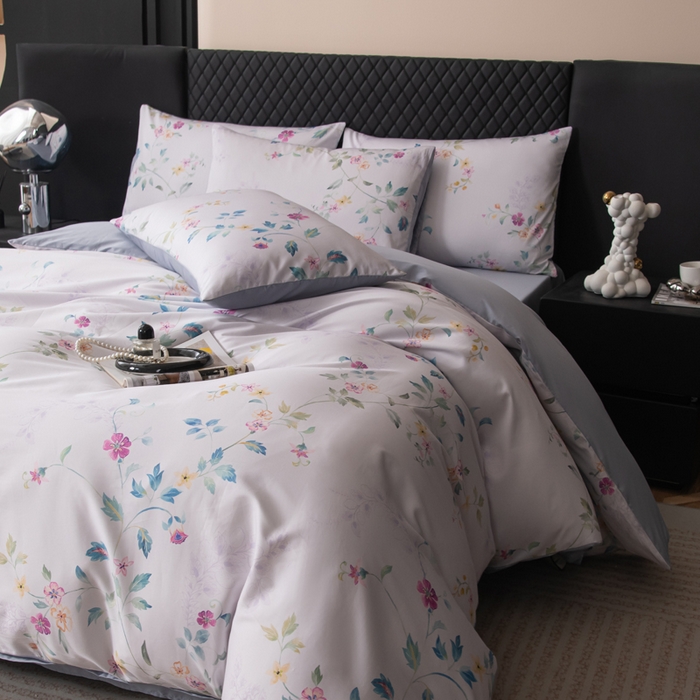 91家纺网 家纺一手货源 找家纺 优姿家纺 2026新款60支全棉贡缎数码印花四件套 爱丽丝