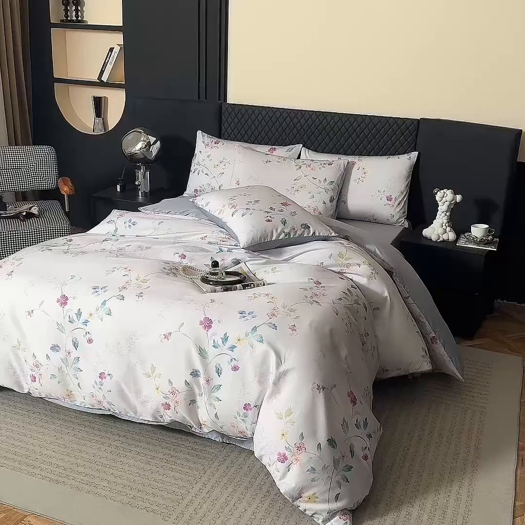 91家纺网 家纺一手货源 找家纺 优姿家纺 2026新款60支全棉贡缎数码印花四件套 爱丽丝