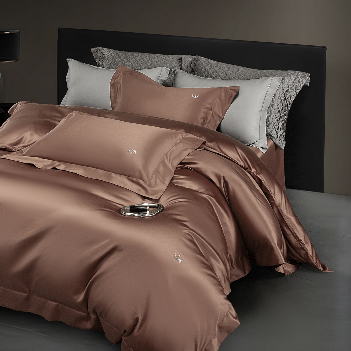 91家纺网 家纺一手货源 找家纺 玖玖爱家纺 2025新款60/50双股四件套-国货之光 国货之光-棕褐色