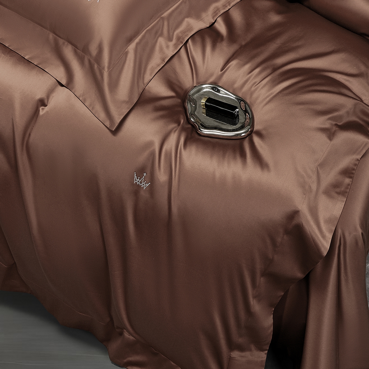 91家纺网 家纺一手货源 找家纺 玖玖爱家纺 2025新款60/50双股四件套-国货之光 国货之光-棕褐色