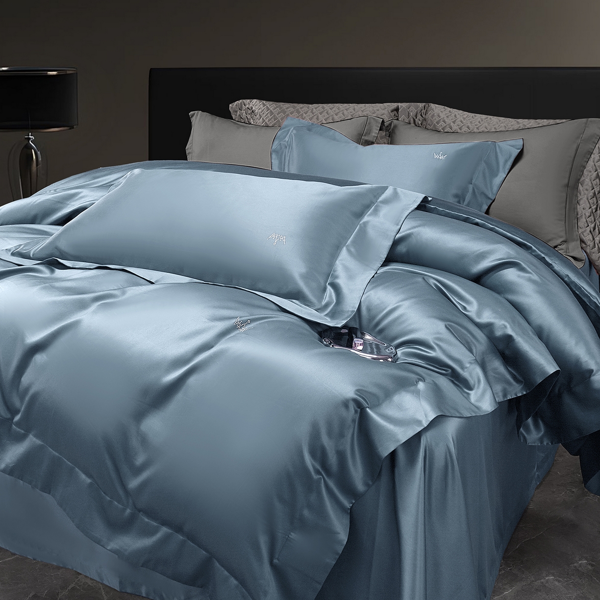 91家纺网 家纺一手货源 找家纺 玖玖爱家纺 2025新款60/50双股四件套-国货之光 国货之光-蓝灰