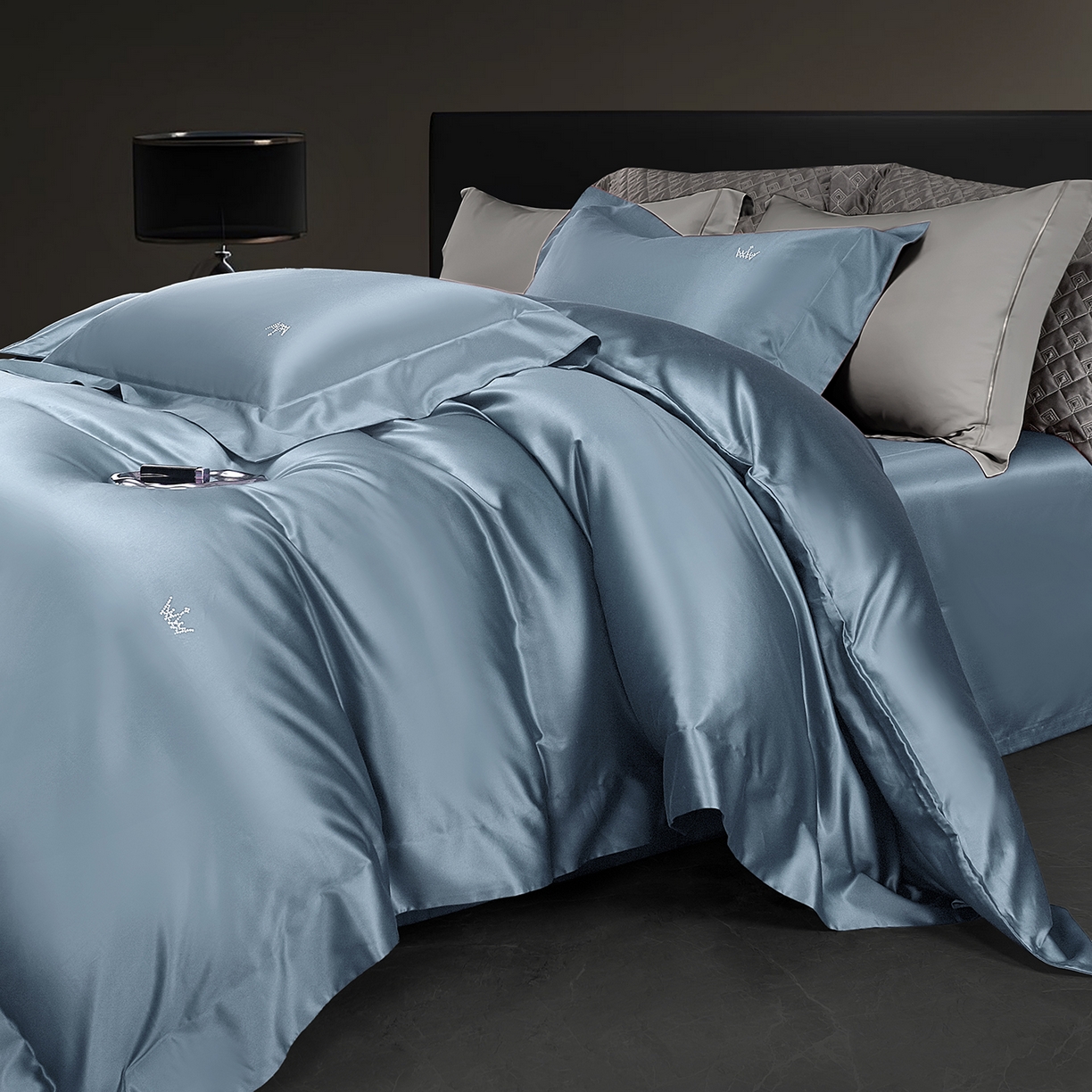 91家纺网 家纺一手货源 找家纺 玖玖爱家纺 2025新款60/50双股四件套-国货之光 国货之光-蓝灰