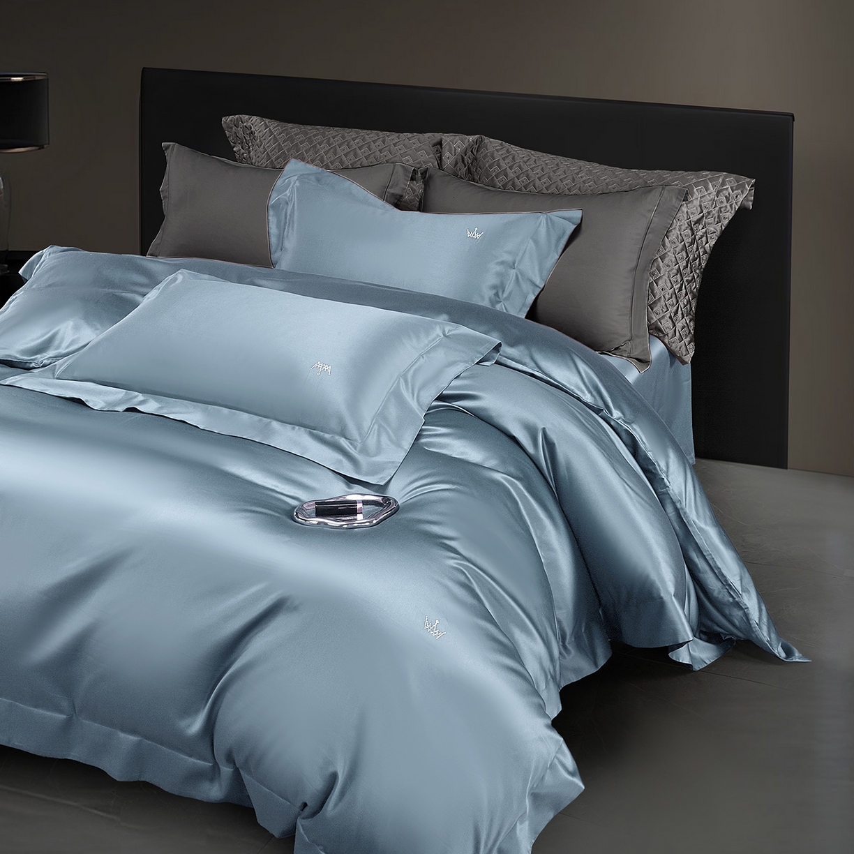 91家纺网 家纺一手货源 找家纺 玖玖爱家纺 2025新款60/50双股四件套-国货之光 国货之光-蓝灰