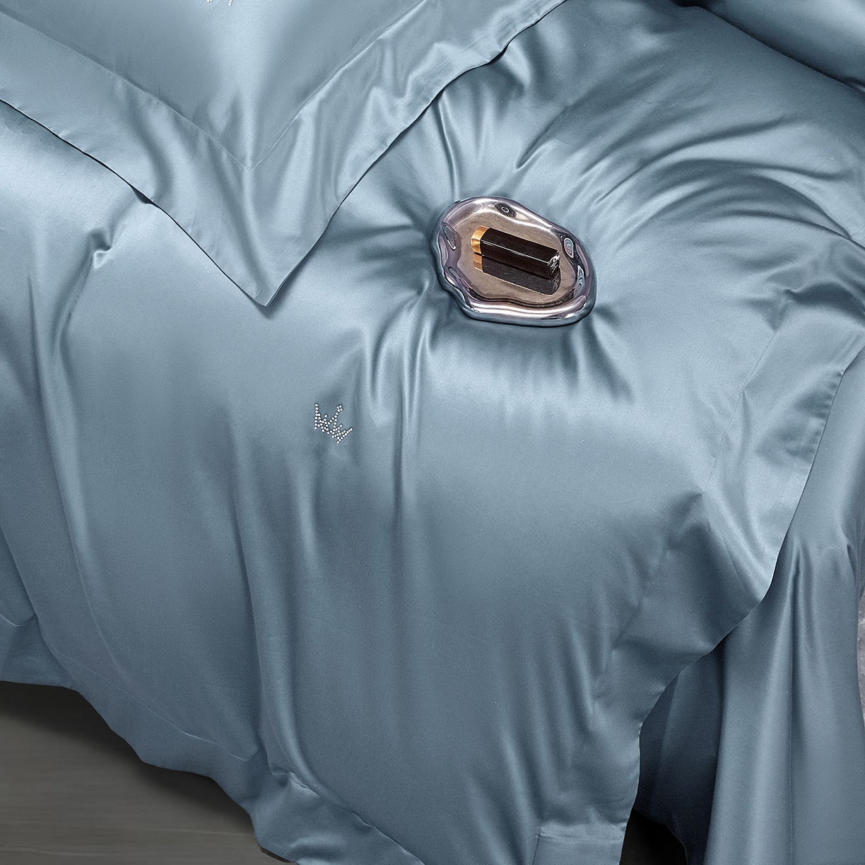 91家纺网 家纺一手货源 找家纺 玖玖爱家纺 2025新款60/50双股四件套-国货之光 国货之光-蓝灰