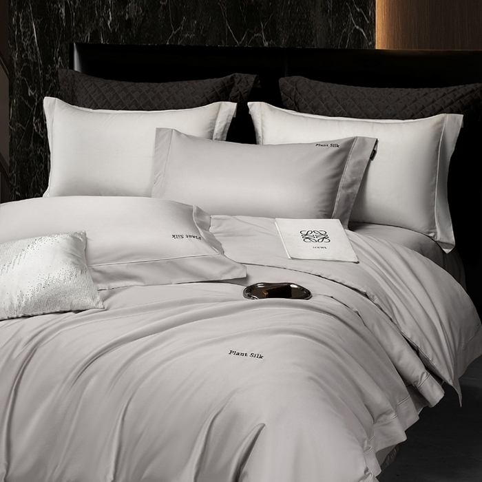 91家纺网 家纺一手货源 找家纺 玖玖爱家纺 2025秋冬新品植物甄丝3星系列奢选新疆阿瓦提长绒棉四件套 栖岚绅士灰