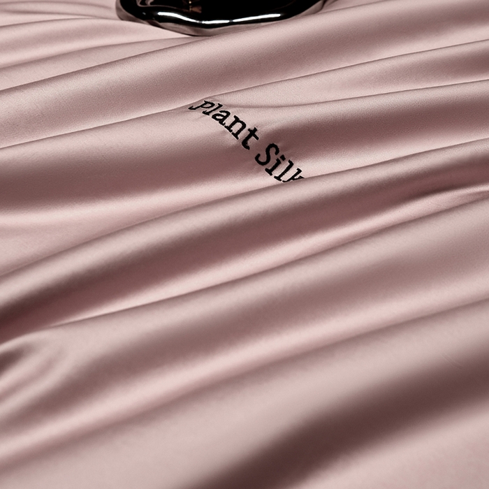 91家纺网 家纺一手货源 找家纺 玖玖爱家纺 2025秋冬新品植物甄丝3星系列奢选新疆阿瓦提长绒棉四件套 栖岚樱花粉