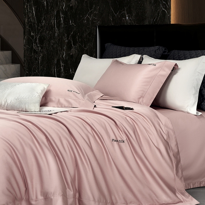 91家纺网 家纺一手货源 找家纺 玖玖爱家纺 2025秋冬新品植物甄丝3星系列奢选新疆阿瓦提长绒棉四件套 栖岚樱花粉