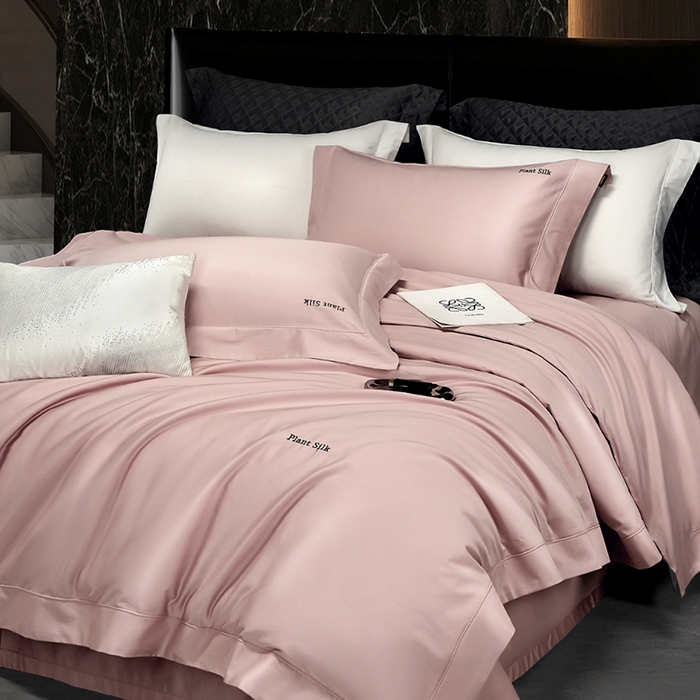 91家纺网 家纺一手货源 找家纺 玖玖爱家纺 2025秋冬新品植物甄丝3星系列奢选新疆阿瓦提长绒棉四件套 栖岚樱花粉