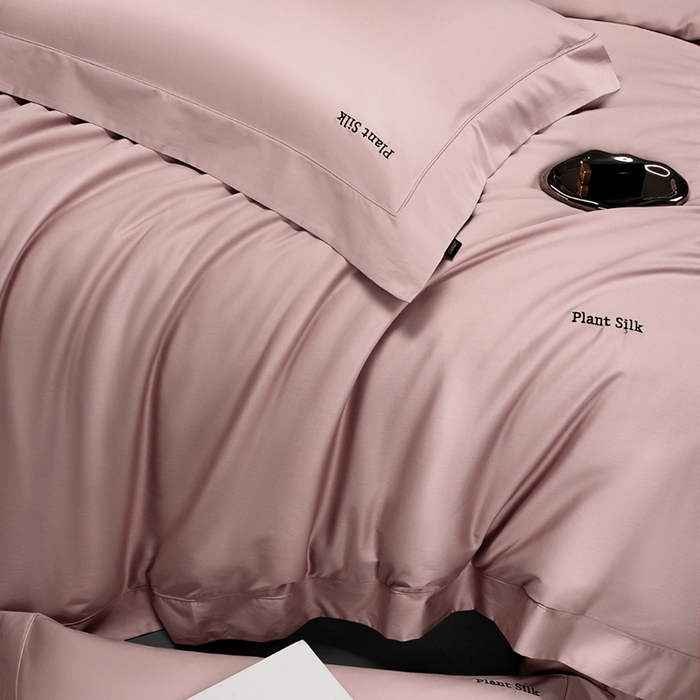 91家纺网 家纺一手货源 找家纺 玖玖爱家纺 2025秋冬新品植物甄丝3星系列奢选新疆阿瓦提长绒棉四件套 栖岚樱花粉