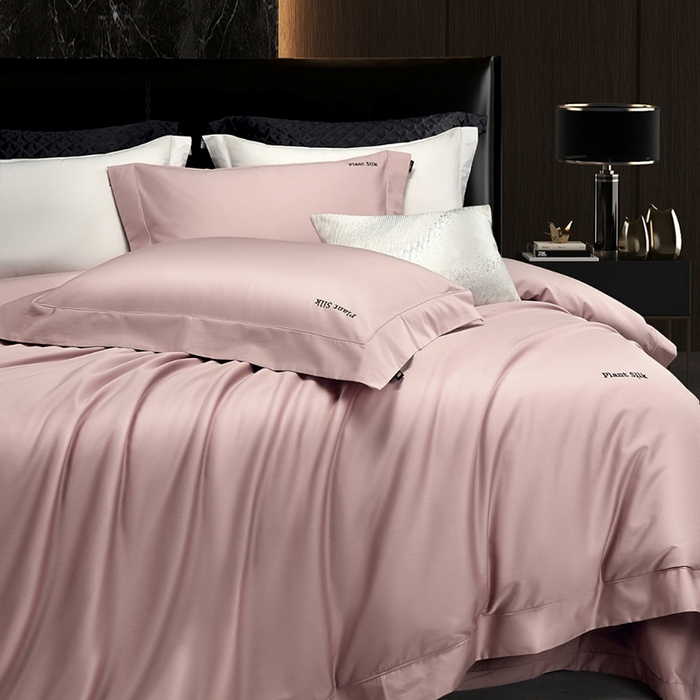 91家纺网 家纺一手货源 找家纺 玖玖爱家纺 2025秋冬新品植物甄丝3星系列奢选新疆阿瓦提长绒棉四件套 栖岚樱花粉