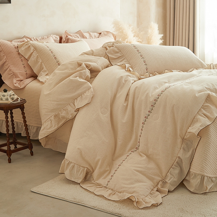 91家纺网 家纺一手货源 找家纺 上喜 2026新款棉麻小花刺绣款床盖多功能被子系列 麻本色