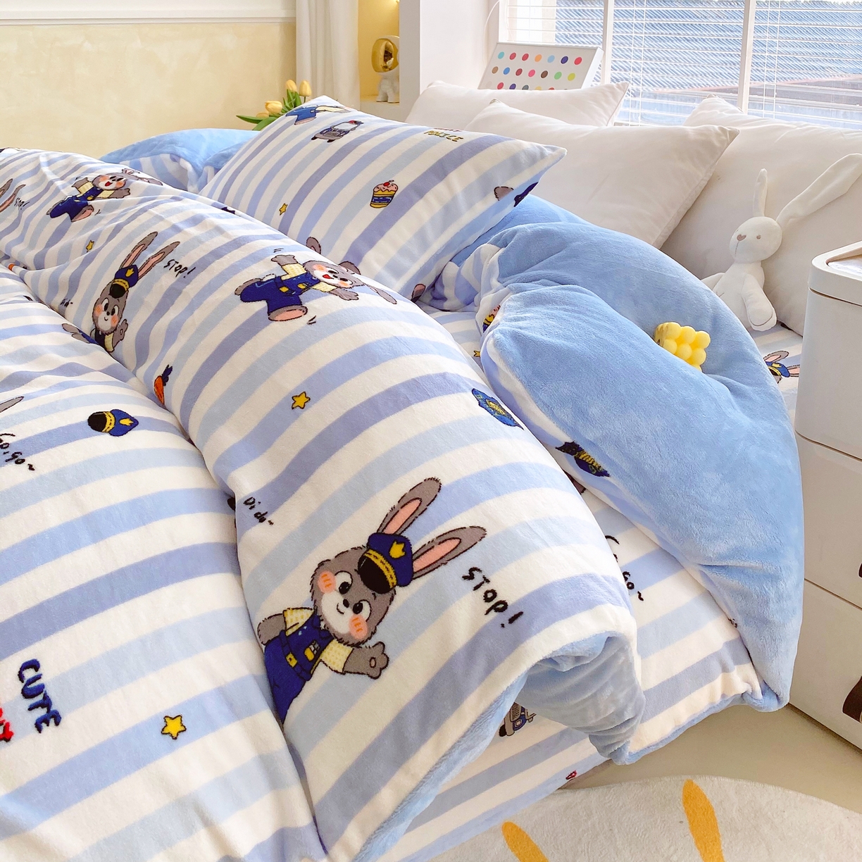 91家纺网 家纺一手货源 找家纺 金鑫汇家纺 2025年加厚高克重A类牛奶绒单被套 被套单件 兔子警官