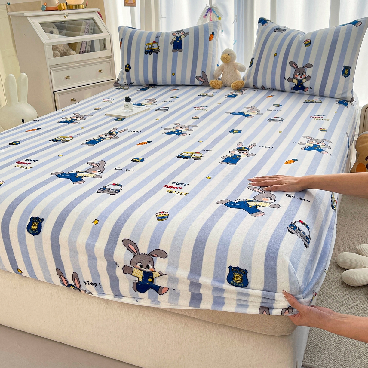 91家纺网 家纺一手货源 找家纺 金鑫汇家纺 2025年加厚高克重A类牛奶绒单床笠 床笠单件 兔子警官