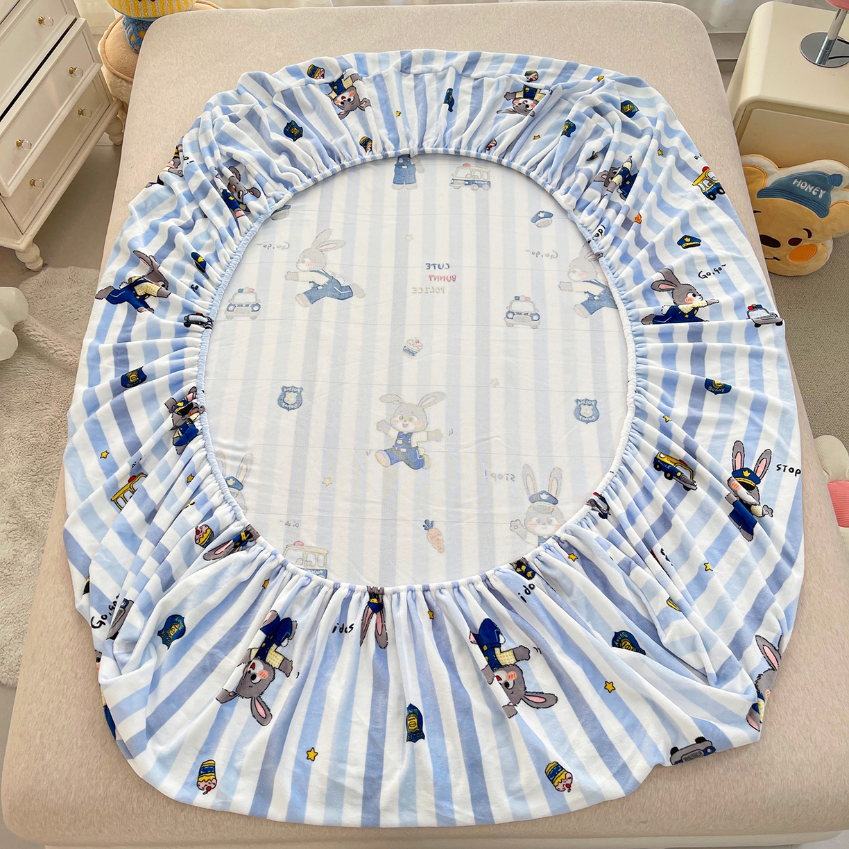 91家纺网 家纺一手货源 找家纺 金鑫汇家纺 2025年加厚高克重A类牛奶绒单床笠 床笠单件 兔子警官