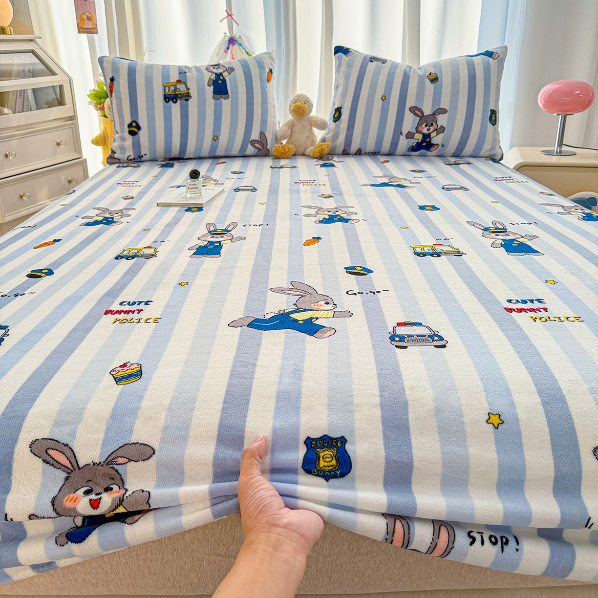 91家纺网 家纺一手货源 找家纺 金鑫汇家纺 2025年加厚高克重A类牛奶绒单床笠 床笠单件 兔子警官