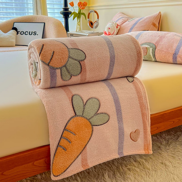 91家纺网 家纺一手货源 找家纺 爱彼家纺 2025热门冬季加厚雪花绒印花多功能毛毯毯子修色图-系列二 开心萝卜