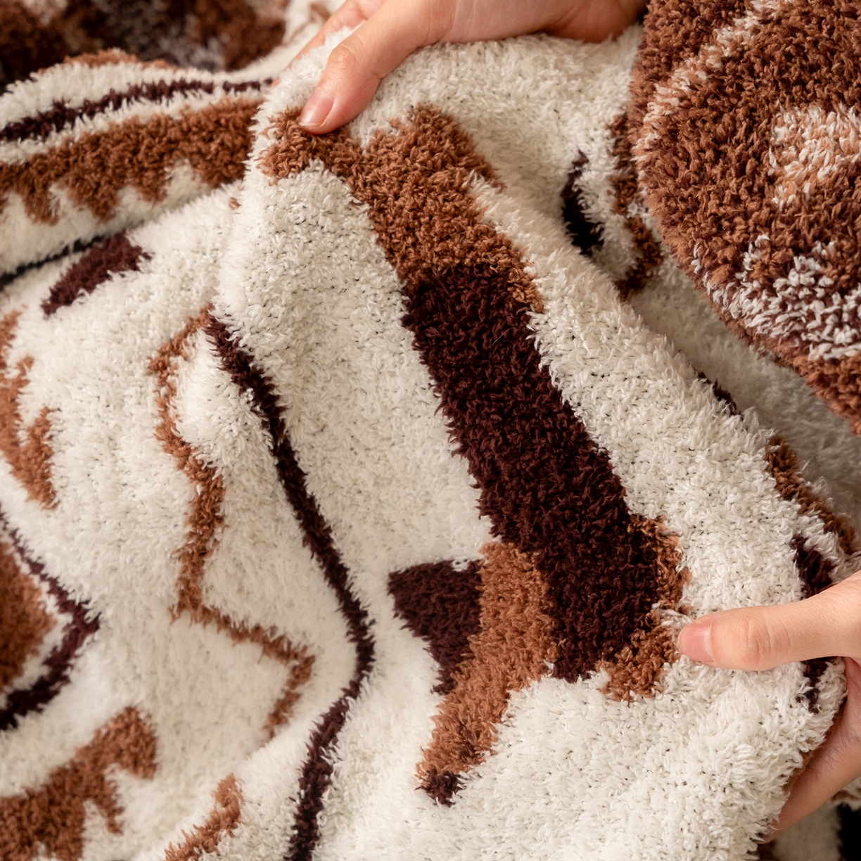 91家纺网 家纺一手货源 找家纺 多乐娜 2025新款原创设计半边绒毛毯盖毯沙发毯毯子 费尔岛咖