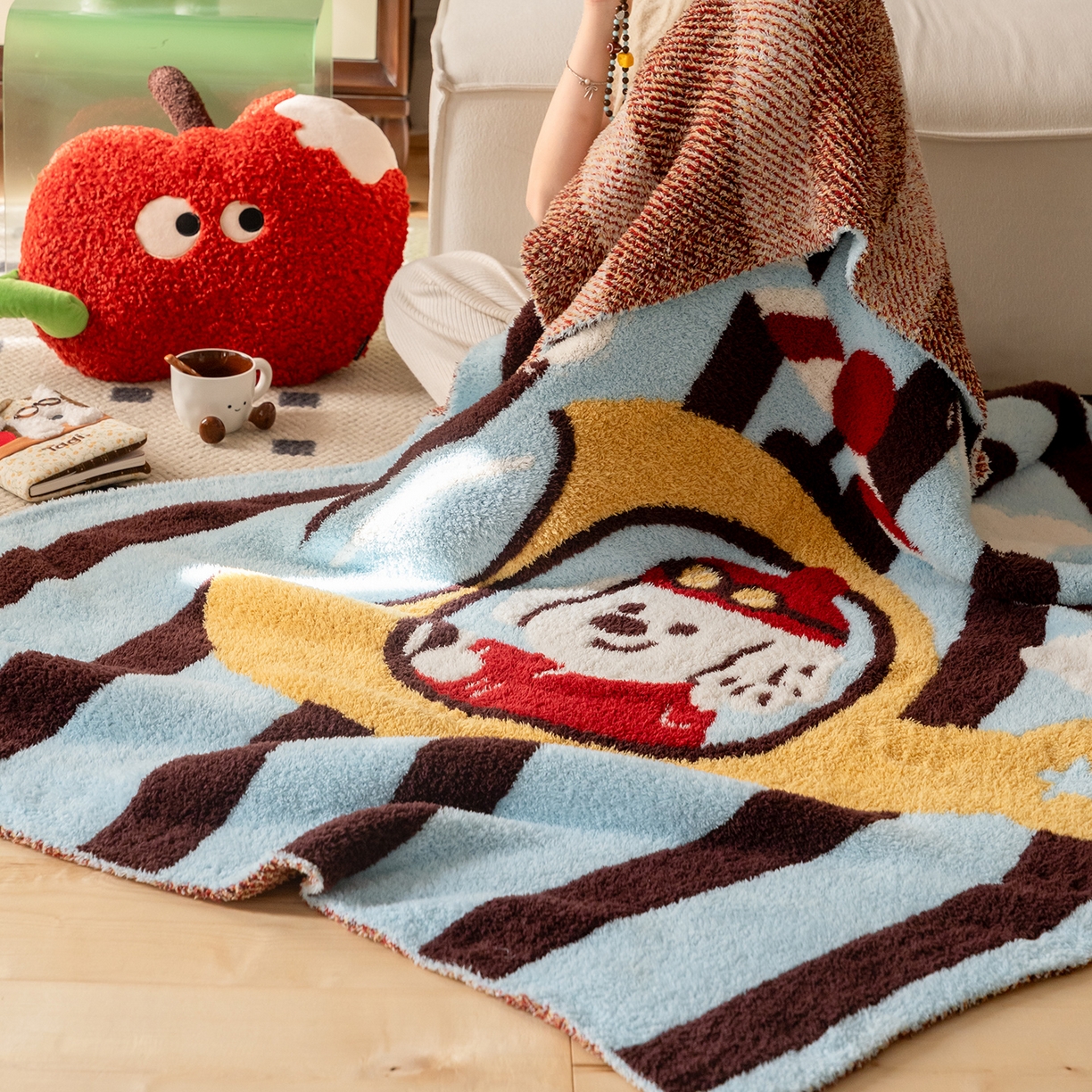 91家纺网 家纺一手货源 找家纺 多乐娜 2025新款原创设计半边绒毛毯盖毯沙发毯毯子 飞行日记