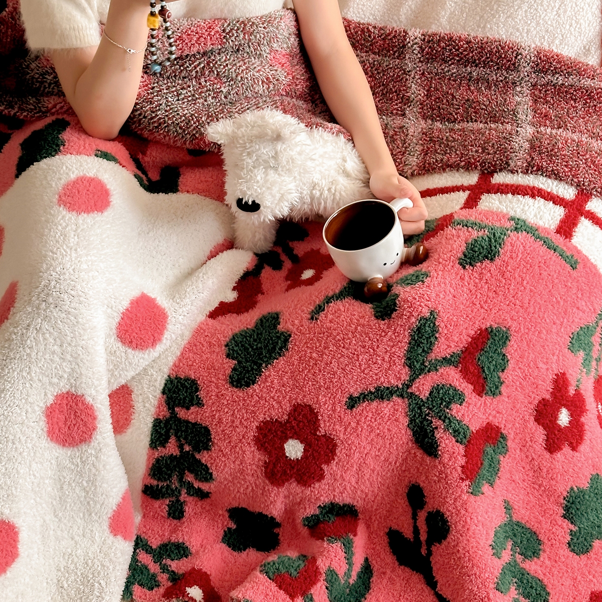 91家纺网 家纺一手货源 找家纺 多乐娜 2025新款原创设计半边绒毛毯盖毯沙发毯毯子 花漾溪岸