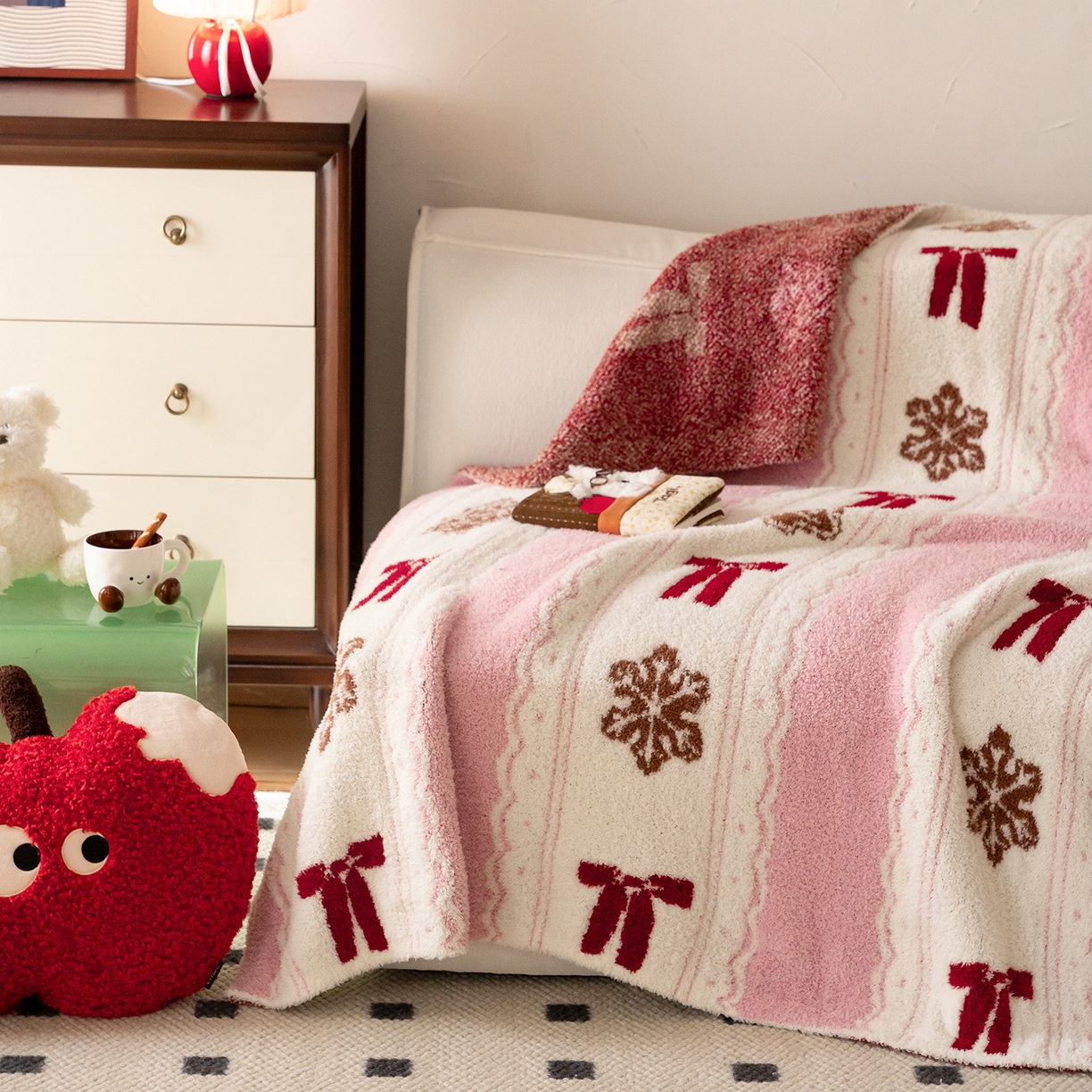 91家纺网 家纺一手货源 找家纺 多乐娜 2025新款原创设计半边绒毛毯盖毯沙发毯毯子 浆果蝴蝶结