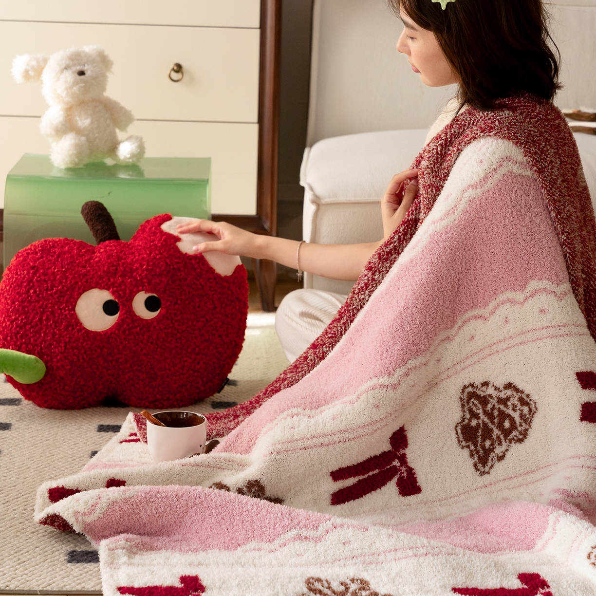 91家纺网 家纺一手货源 找家纺 多乐娜 2025新款原创设计半边绒毛毯盖毯沙发毯毯子 浆果蝴蝶结