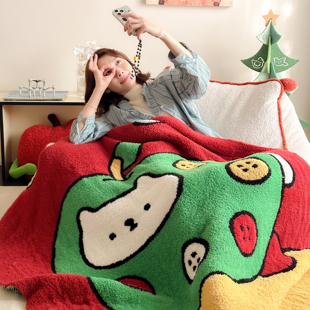 91家纺网 家纺一手货源 找家纺 多乐娜 2025新款原创设计半边绒毛毯盖毯沙发毯毯子 纽扣苹果